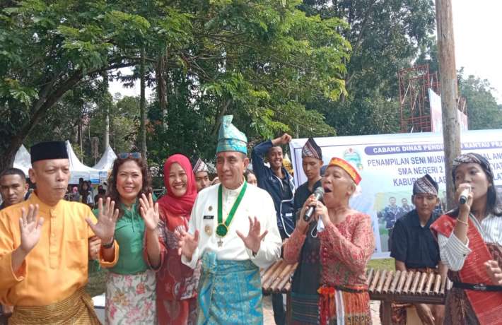 Penampilan TIM Angklung SMA Negeri 2 Kampung Rakyat Pada Acara Peringatan HGN  Tahun 2022 